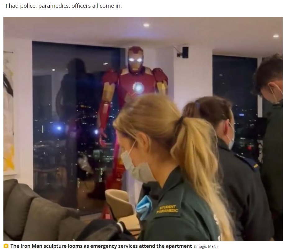 英マンチェスターにある高層マンションのある部屋に2021年10月、警察官ら10人が出動。原因は窓辺に飾った“アイアンマン”の等身大フィギュアに近隣住民は人が吊るされていると勘違いしたことだった（画像は『Manchester Evening News　2021年10月20日付「Homeowner stunned as life-sized Iron Man model sparks major emergency services response」（Image: MEN）』のスクリーンショット）