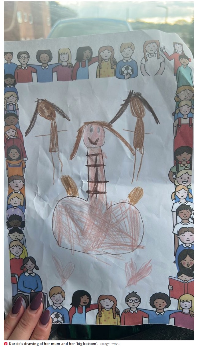 英ノッティンガムシャー州の4歳女児が2022年9月に描いた“ダイナミックなママの絵”。人間離れしたような大きなお尻になっていた（画像は『Daily Record　2022年10月3日付「Mum ‘bursts out laughing’ as daughter proudly shows off ‘crude’ portrait of her」（IMAGE:SWNS）』のスクリーンショット）