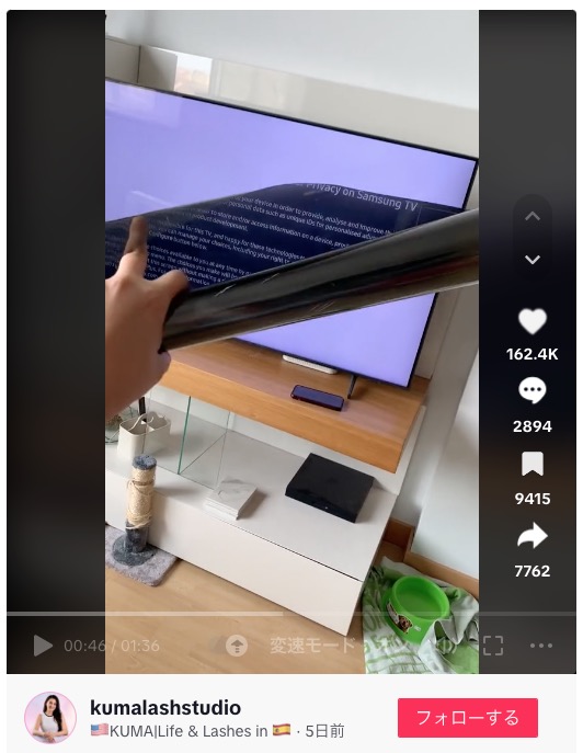 剥がした偏光板のフィルムをテレビにかざすと映像が見られたものの、時すでに遅しだった（画像は『KUMA|Life ＆ Lashes in　2024年1月8日付TikTok「I feel like I can talk about this now since its been a while.」』のスクリーンショット）