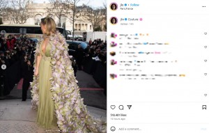 会場前の階段に立つジェニファー・ロペス。フェザーの花をあしらったケープの後ろ姿を披露した（画像は『Jennifer Lopez　2024年1月24日付Instagram「Couture」』のスクリーンショット）