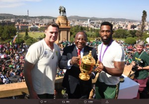 2019年、ラグビーW杯で南アフリカ代表チームが優勝したが、当日の決勝を観戦した南アのラマポーザ大統領は初トライを見逃していた（画像は『PresidencyZA　2019年11月7日付X「［PICTURES］: The ＃SpringbokChampions kick off the Championship Tour with a stop at the Union Buildings to hand the ＃WebbEllisCup to President ＠CyrilRamaphosa」』のスクリーンショット）