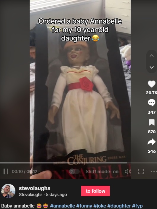 イギリスに住む男性が2023年12月、娘のために注文した“赤ちゃん人形”。届いたのは“呪いの人形”だった（画像は『Stevolaughs　2023年12月23日付TikTok「Baby annabelle」』のスクリーンショット）