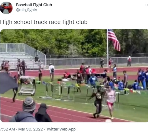 2022年3月、米フロリダ州で行われた高校生の陸上競技大会でランナーがレース中に頭を殴られる事件が発生。その後、殴られた生徒は立ち上がって完走したという（画像は『Baseball Fight Club　2022年3月30日付X「High school track race fight club」』のスクリーンショット）
