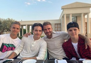 父デヴィッドと長男ブルックリン、次男ロメオ（左）、三男クルス（右）。ブルックリンは父から料理を教わったという（画像は『brooklynpeltzbeckham　2021年3月6日付Instagram「The boys」』のスクリーンショット）