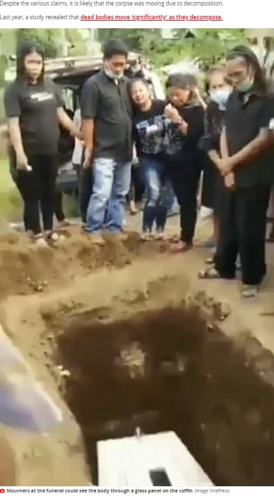 インドネシアで2020年5月、棺の中の故人に別れを告げる家族らの前で遺体の手指が動く様子が捉えられた（画像は『The Mirror　2020年5月14日付「Terrifying moment corpse 'waves' from inside coffin sparking 'buried alive' fears」（Image: ViralPress）』のスクリーンショット）