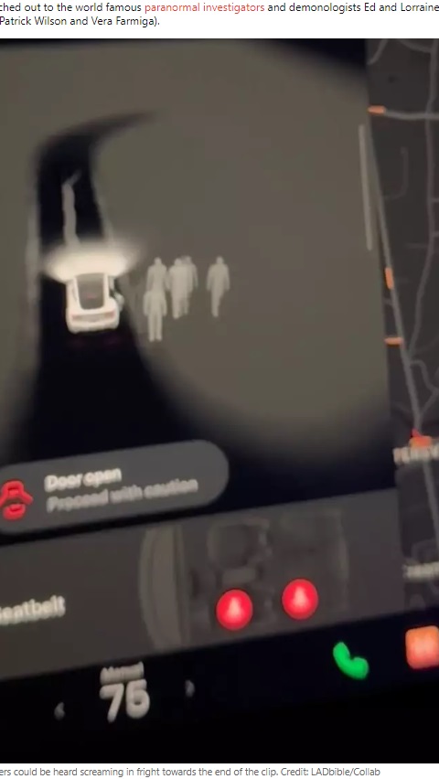 車のドアが開き、「Door open」のサインが表示されたコントロール画面。ドアの右側の人影はこの後消えてしまい、動画には「迷える霊が彷徨っている」といった声も（画像は『LADbible　2024年1月22日付「Passengers left screaming after Tesla detects 'ghosts' in graveyard next to real life Conjuring house」（Credit: LADbible/Collab）』のスクリーンショット）