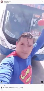 ブラジルで2021年5月、スーパーマンのものまね芸人が超人のように素手でバスを止めて見せようとしたところ、そのままはねられてしまうハプニングが起きた（画像は『Klark Kent zap é 79 999181323　2021年5月30日付Instagram「＃Estou bem graças a Deus.」』のスクリーンショット）
