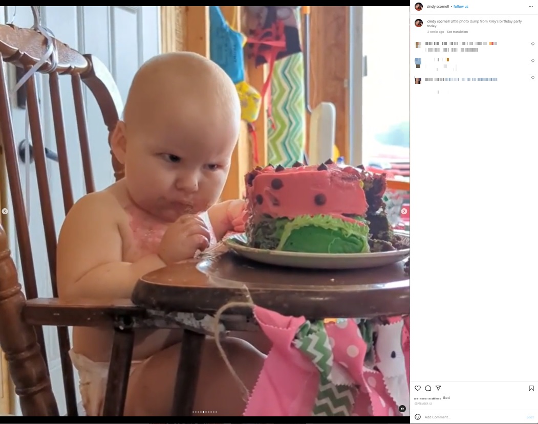 米ミシガン州で2022年9月に1歳の誕生日を迎えた女児。母親が用意した誕生日ケーキだが、それを食べようとする姉をもの凄い形相でにらんでいた（画像は『Cindy | motherhood | fitness　2022年9月12日付Instagram「Little photo dump from Riley’s birthday party today.」』のスクリーンショット）