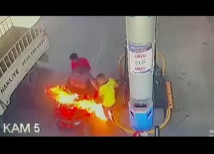 トルコのガソリンスタンドで2022年7月、給油口のすぐそばで運転手がライターに着火。給油ノズルに引火し、運転手とスタッフが一瞬にして火に包まれた（画像は『Inside Edition　2022年8月5日公開 YouTube「2 Men Catch Fire When ATV Bursts Into Flames at Gas Station」』のサムネイル）