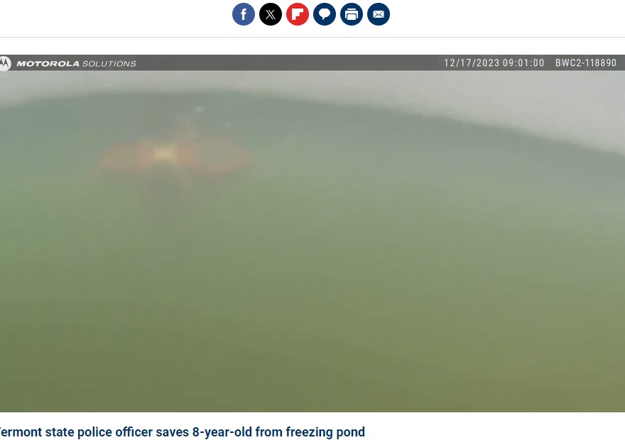 ミシェルさんが池に飛び込むと、水面にうつ伏せで浮く女児の姿が映し出され、さらに泳いで近づくと女児の金髪や上半身がはっきり見えた（画像は『Fox News　2024年1月13日付「Vermont State Trooper plunges into freezing waters to save 8-year-old: video」（Vermont State Police）』のスクリーンショット）