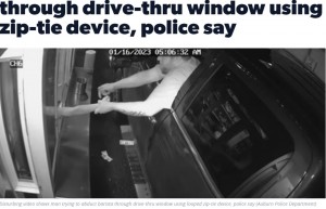 米ワシントン州のコーヒーショップで2023年1月、ドライブスルーの客が会計を担当していた女性バリスタの手首を掴み、車内に連れ込もうとする誘拐未遂事件が発生。女性は男が怯んだ隙に右手を引っ込め、小窓を閉めて無事だった（画像は『Click2Houston　2023年1月17日付「WATCH: Disturbing video shows man trying to abduct barista through drive-thru window using zip-tie device, police say」（Auburn Police Department）』のスクリーンショット）