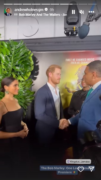 握手をしながら談話するヘンリー王子とホルネス首相。隣ではメーガン妃が微笑んで立っている（画像は『Hon. Andrew Holne　2024年1月23日付Instagram』のスクリーンショット）