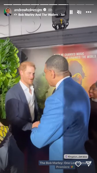 プレミア上映会の会場で、ホルネス首相と対面したヘンリー王子。2人は固い握手を交わしている（画像は『Hon. Andrew Holne　2024年1月23日付Instagram』のスクリーンショット）