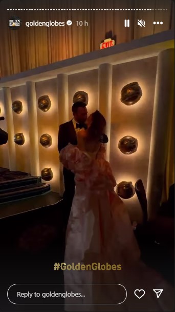 レッドカーペットでキスをするベンとジェニファー。カメラの前で熱々な場面を披露した（画像は『Golden Globes　2024年1月7日付Instagram』のスクリーンショット）