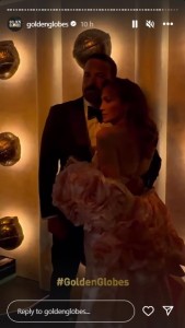 カメラに向かい、寄り添いながらポーズを取る2人。ベンは「ジョルジオ アルマーニ」の黒いスーツで正装した（画像は『Golden Globes　2024年1月7日付Instagram』のスクリーンショット）