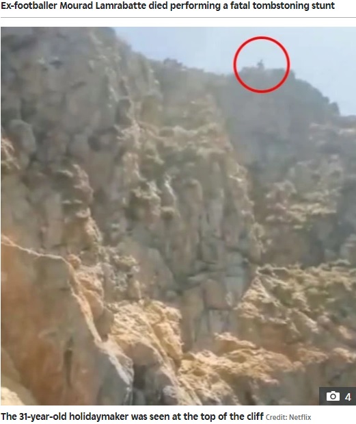 スペインの小さな島で2022年5月、オランダ人男性観光客が高さ30メートルほどの崖の上からのジャンプに挑戦し死亡した。家族がカメラを回す中での悲劇だったという（画像は『The Sun　2022年5月14日付「HOLIDAY HORROR Spain cliff jumping death: Horror moment wife films husband perform fatal ‘tombstone’ leap from 100ft clifftop」（Credit: Netflix）』のスクリーンショット）
