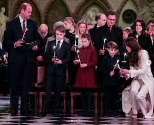 昨年12月、ウエストミンスター寺院でのクリスマス礼拝に出席したウィリアム皇太子一家。夫妻は「家族が第一、仕事は二の次」と考えているそうだ（画像は『The Prince and Princess of Wales　2023年12月8日付Instagram「Such a special evening with ＠earlychildhood here at Westminster Abbey,」』のスクリーンショット）