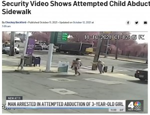 米ニューヨーク州で2021年10月、白昼堂々と3歳女児を誘拐しようとした男。女児を勢いよく抱き上げてそのまま走り去っていた（画像は『NBC New York　2021年10月12日付「Security Video Shows Attempted Child Abduction on Bronx Sidewalk」』のスクリーンショット）
