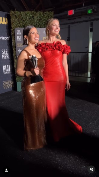 『バービー』でグロリア役を演じたアメリカ・フェレーラと並ぶマーゴット。アメリカは「SeeHer賞」を受賞した（画像は『Critics Choice　2023年1月14日付Instagram「Can we give it up for this iconic duo?」』のスクリーンショット）