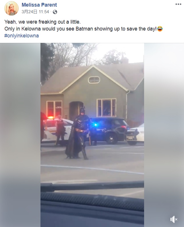 カナダのある街で2019年3月、銃を構えた数人の警察官がある住居を取り囲んでいた。そこにバットマンに扮した男性が駆けつけるも、彼は追い払われていた（画像は『Melissa Parent　2019年3月24日付Facebook「Yeah, we were freaking out a little.」』のスクリーンショット）