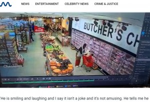 南アフリカのスーパーで2022年8月、ショッピングカートに座っていた生後8か月の女児を店員が連れ去る様子が監視カメラに捉えられた。店員は翌日に逮捕されたという（画像は『MEAWW　2022年8月25日付「Shocking video show store employee ‘snatching’ baby after mother turns her back for SECONDS」（Danielle Wolff/Facebook）』のスクリーンショット）