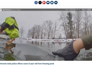 ロープと浮揚装置を車から取り出すと、ミシェルさんは池に飛び込んでいった。雪が積もり真っ白な岸から離れた場所にピンク色の洋服を確認した（画像は『Fox News　2024年1月13日付「Vermont State Trooper plunges into freezing waters to save 8-year-old: video」（Vermont State Police）』のスクリーンショット）