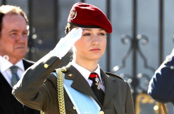 ベレー帽を被り、軍服を着たレオノール皇太子。宮殿前のセレモニーで、敬礼を行った（画像は『Casa de S.M. el Rey　2024年1月6日付Instagram「Celebración de la tradicional Pascua Militar presidida por SS.MM. los Reyes y S.A.R. la Princesa de Asturias en el Palacio Real de Madrid.」』のスクリーンショット）