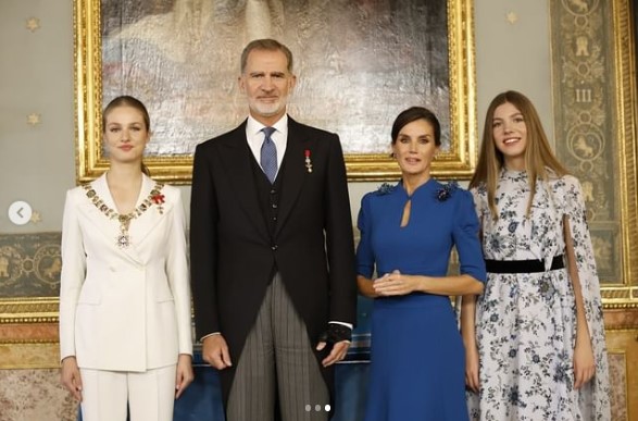 昨年10月、18歳の誕生日に立太子の宣誓を行ったレオノール皇太子。両親と妹ソフィア王女の出席のもと儀式が行われた（画像は『Casa de S.M. el Rey　2023年10月31日付Instagram「Su Majestad el Rey impone el Collar de la Real y Muy Distinguida Orden de Carlos III a Su Alteza Real la Princesa de Asturias en el Palacio Real de Madrid.」』のスクリーンショット）