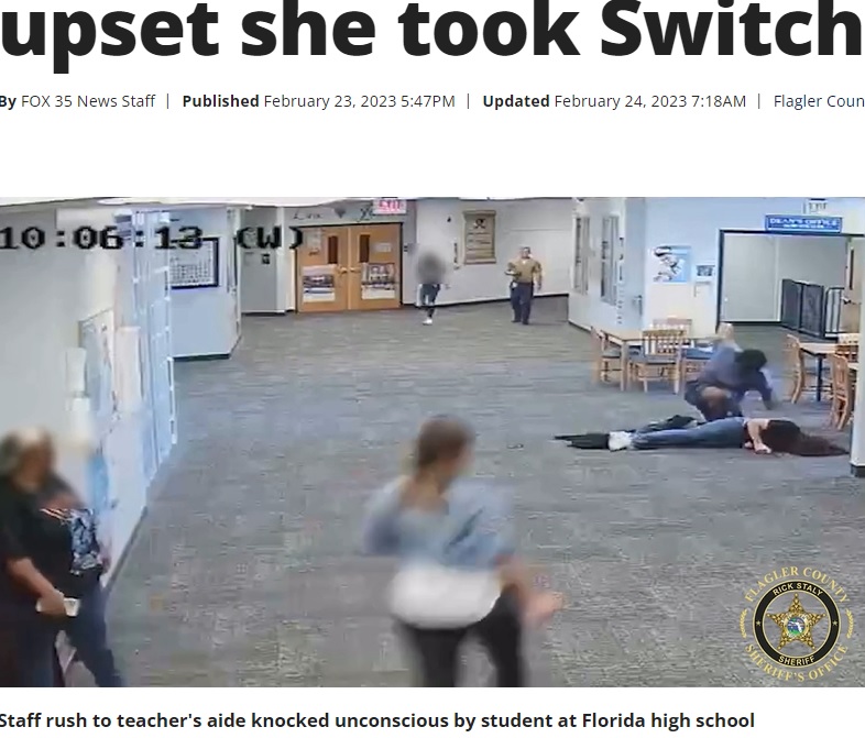 米フロリダ州の高校で2023年2月、17歳の男子生徒が教育アシスタントの女性に殴る蹴るの暴行を加え、逮捕された。男子生徒は授業中に「ニンテンドースイッチ」を取り上げられたことに逆上したという（画像は『FOX 35 Orlando　2023年2月24日付「Video shows moment deputies say Florida teacher’s aide is knocked unconscious by student upset she took Switch」』のスクリーンショット）