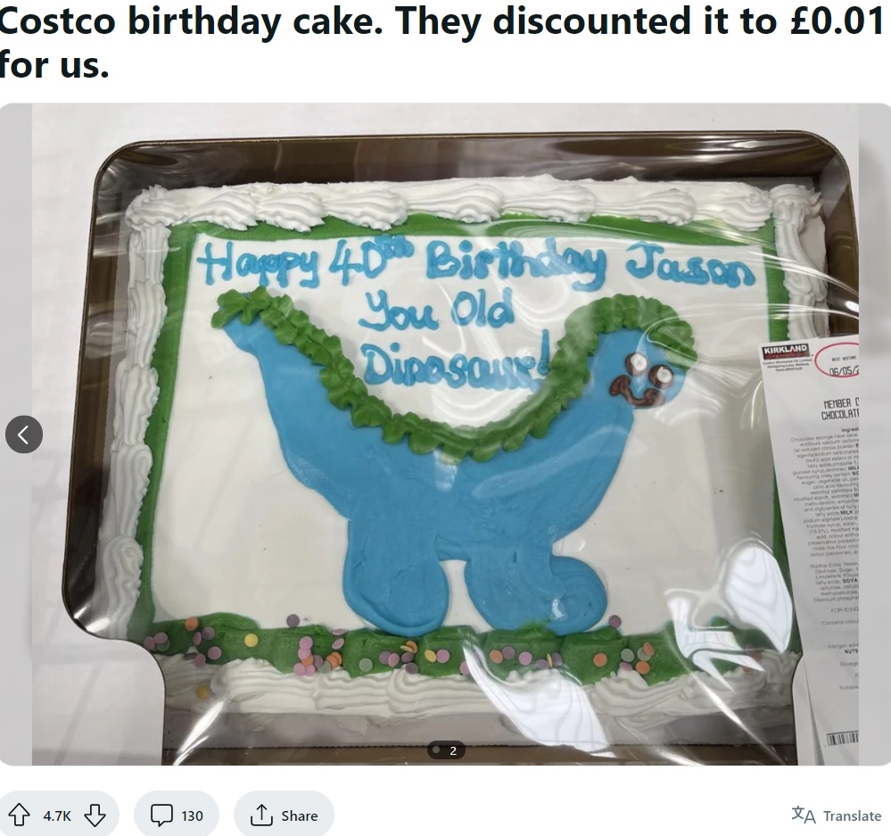 2023年5月、コストコに頼んだ恐竜のケーキの写真が『Reddit』に投稿されると、「足が生えたナメクジ？」「目が怖い」「味があっていい」「心に残る誕生日ケーキ」などのコメントが寄せられた（画像は『No1-fruitcake　2023年5月8日付Reddit「Costco birthday cake」』のスクリーンショット）