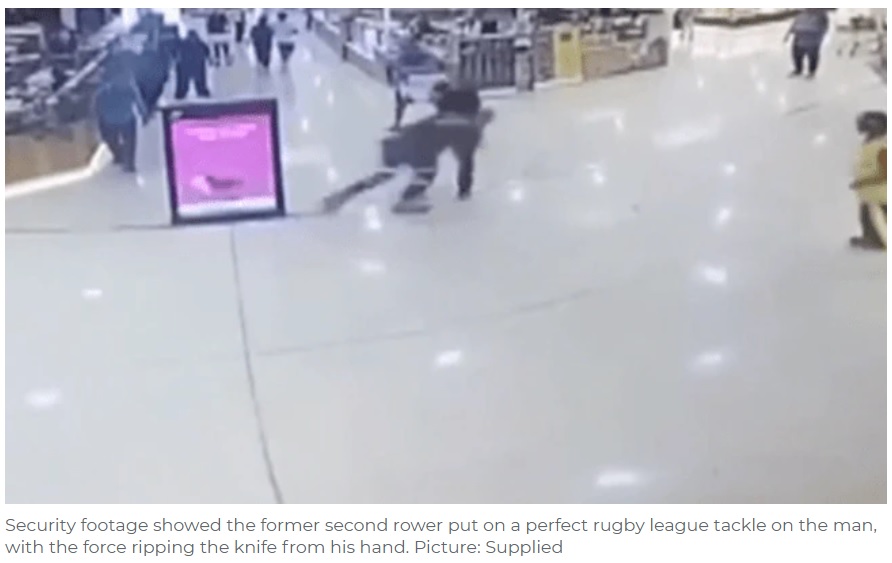 豪ニューサウスウェールズ州にあるショッピングセンターで2023年9月、ナイフを振り回す男を取り押さえた男性。見事なタックルを決めていた（画像は『Sky News Australia　2023年9月14日付「Tradie and his father hailed as heroes after tackling knife-wielding man allegedly threatening Dubbo shoppers」（Picture: Supplied）』のスクリーンショット）