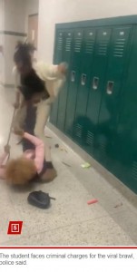 女子生徒は廊下に設置されているロッカーの中のバッグから薬を取り出そうとしたところ、シェリルさんに「待ちなさい」と止められたことで襲いかかったという（画像は『New York Post　2024年1月12日付「HS student faces charges after beating up teacher, 65, in viral video: cops」』のスクリーンショット）