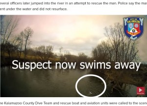 警察官は「ストップ！　ストップ！」と叫ぶも、男は止まらずに極寒の川を泳ぎ始めた。警察官は橋の上から男を追ったものの、男は川に押し流されたという（画像は『WZZM 13　2024年1月2日付「‘He looks like he’s drowning’ | Body cam footage shows man fleeing police by jumping into Kalamazoo River」』のスクリーンショット）