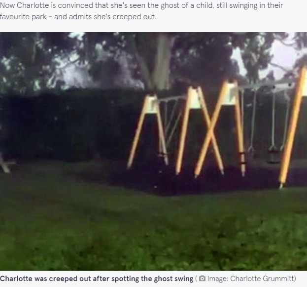 英ドーセット州にある公園で2022年1月、ブランコが勝手に動く様子を散歩に来た女性が撮影した。女性はその場を30秒ほどで去ったが、ブランコの動きは止まらなかったという（画像は『The Mirror　2022年1月21日付「Mysterious ‘ghost swing’ in children’s play area leaves dog walker ‘creeped out’」（Image: Charlotte Grummitt）』のスクリーンショット）