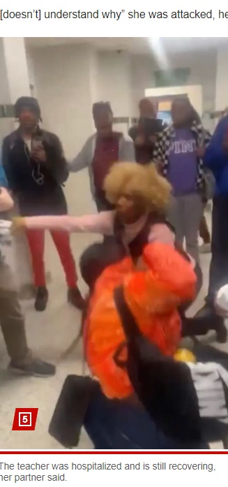 女子生徒から引き離され呆然とした様子のシェリルさん。酷く殴られ、病院では話すこともままならず、自分がなぜ襲われたのかも分かっていない様子だったという（画像は『New York Post　2024年1月12日付「HS student faces charges after beating up teacher, 65, in viral video: cops」』のスクリーンショット）