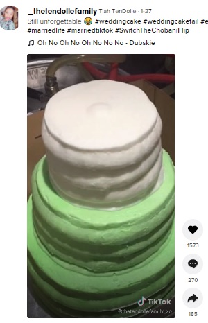 2021年1月、あるTikTokユーザーがウエディングケーキの動画を投稿。上品に仕上がるはずが醜いケーキになり、「カマキリ色」「デコボコ」と酷評されてしまった（画像は『Tiah TenDolle　2021年1月27日付TikTok「Still unforgettable」』のスクリーンショット）