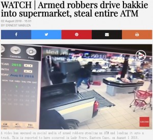 2018年8月、南アフリカのあるスーパーマーケットで7人の男が押し入った。男らはATMを機械ごと車に積んで逃走していた（画像は『Times LIVE　2018年8月2日付「WATCH｜Armed robbers drive bakkie into supermarket, steal entire ATM」』のスクリーンショット）