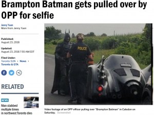 2018年8月、カナダで公道を走っていたバットマンカーが警察車両に停止命令を出された。その後、バットマンに扮した男性は、警察官に「写真を撮ってもいい？」と頼まれたという（画像は『Toronto Sun　2018年8月23日付「Brampton Batman gets pulled over by OPP for selfie」』のスクリーンショット）
