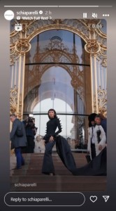 ヴァンドーム広場の階段に立ち、ポーズを取るゼンデイヤ。長いトレーンをスタッフが整えている（画像は『Schiaparelli　2024年1月22日付Instagram』のスクリーンショット）