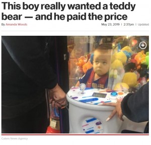 2019年、英マンスフィールドの屋内プレイセンターを訪れた3歳男児。クレーンゲームのテティベアがどうしても欲しかったようで、景品の取り出し口から侵入したという（画像は『New York Post　2019年5月23日付「This boy really wanted a teddy bear — and he paid the price」（Caters News Agency）』のスクリーンショット）