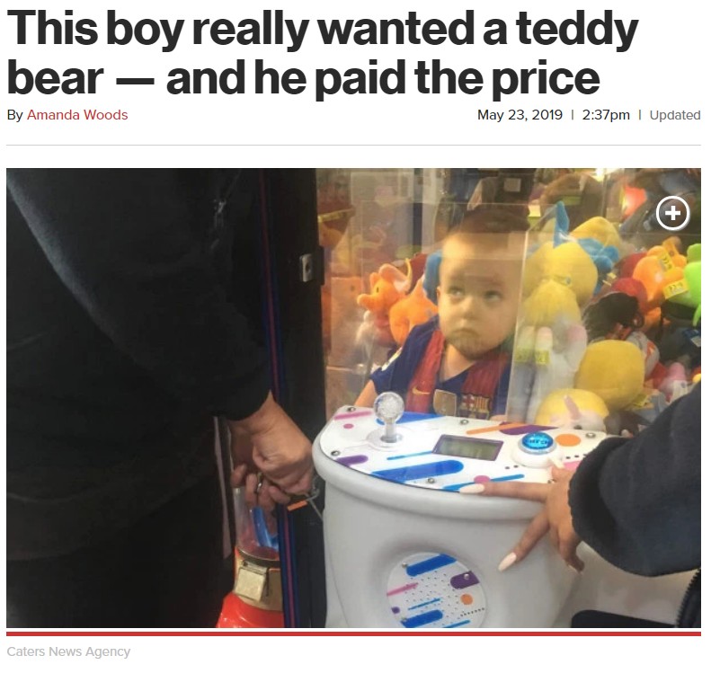 2019年、英マンスフィールドの屋内プレイセンターを訪れた3歳男児。クレーンゲームのテティベアがどうしても欲しかったようで、景品の取り出し口から侵入したという（画像は『New York Post　2019年5月23日付「This boy really wanted a teddy bear — and he paid the price」（Caters News Agency）』のスクリーンショット）