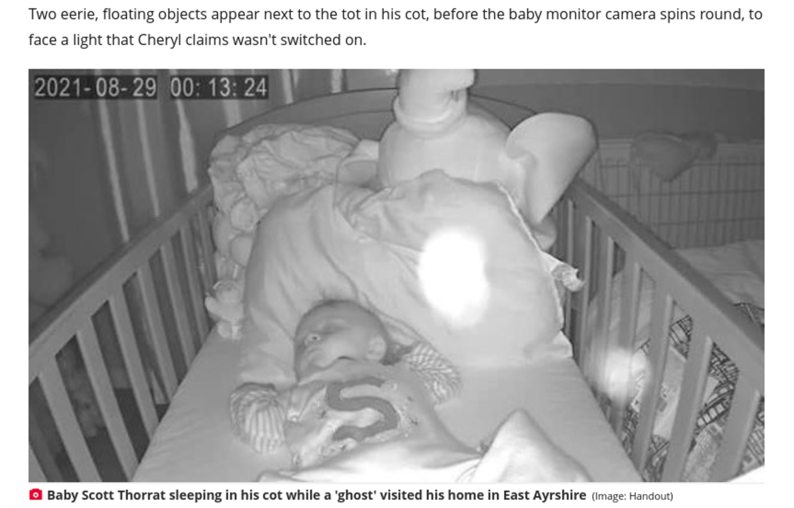 スコットランドのある母親は2021年8月、生後5か月の息子を寝かしつけた後に家の中で奇妙な出来事が起きていることを知る。ベビーモニターには2つの白い物体が映っていた（『Daily Record　「‘Ghost’ visits Scots tot as spooked parents spot objects on monitor that ‘spins by itself’」（Image: Handout）』より）