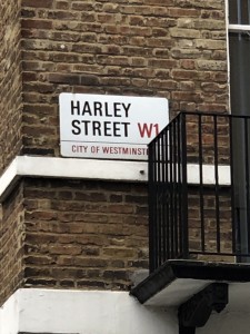 ロンドンの「名医街」と19世紀から呼ばれるハーレーストリート。「貴族の行く医療の街」と言われることもある（撮影：テックインサイト寺前郁美）