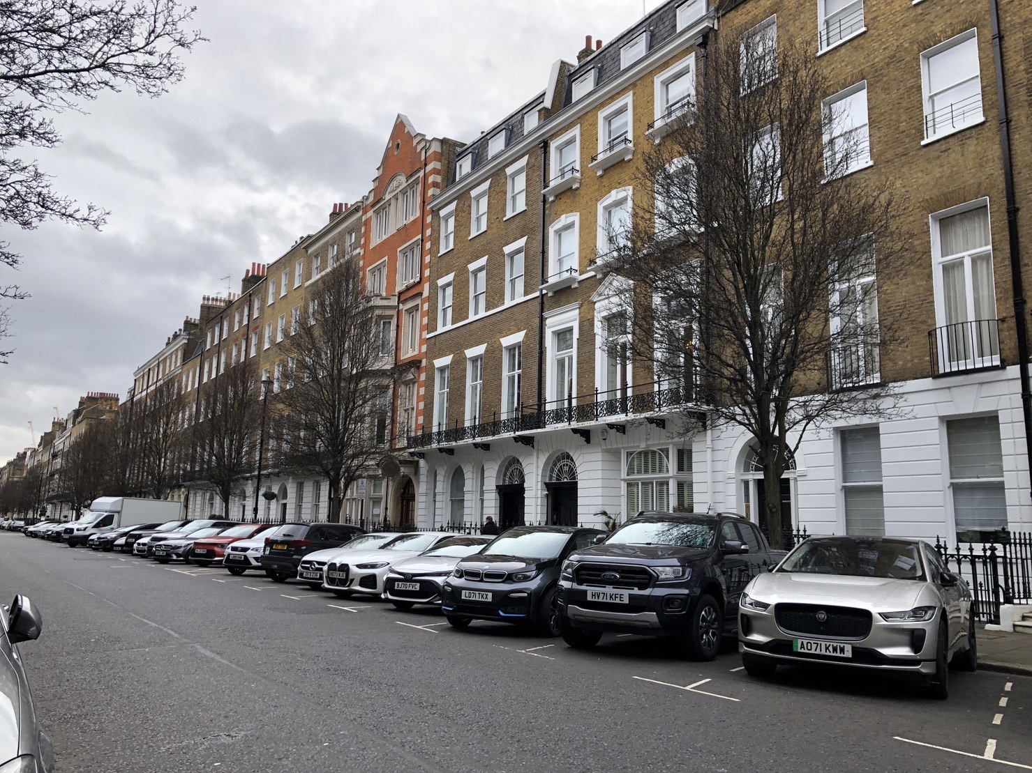 「ザ・ロンドン・クリニック」前の通りにずらりと並ぶ高級車（撮影：テックインサイト寺前郁美）