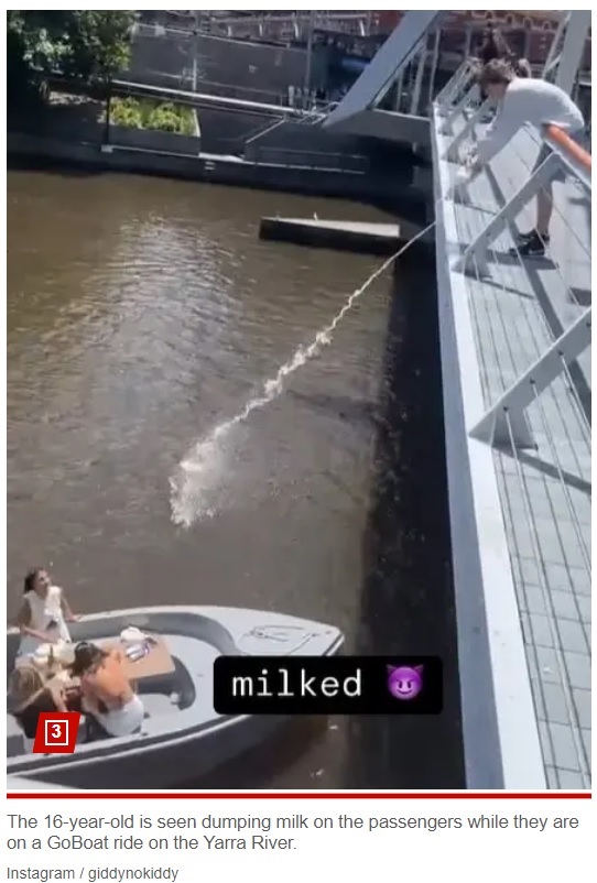 橋の上に立ち、ボートに向かって大量の牛乳をかけた少年。この様子を捉えた動画が拡散され、少年は停学処分に（『New York Post　「Prankster suspended from ＄20K-a-year school after he drenched boaters with milk in viral stunt: ‘I’m just a kid, you ruined my life’」（Instagram / giddynokiddy）』より）