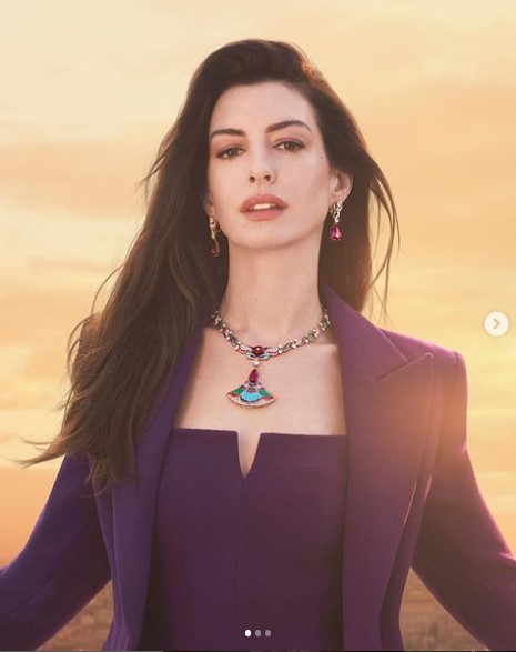 アン・ハサウェイが「SAGアワード」授賞式に鮮やかなブルーのドレスで登場。ドレスはアンが主演した映画『プラダを着た悪魔』へのオマージュだった（『Anne Hathaway　Instagram「With its intricate mosaic design inspired by the Mughal Empire,」』より）