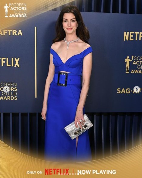 鮮やかなブルーのドレス姿でレッドカーペットに立つアン。「ヴェルサーチェ」のアーカイブとセルリアン・ブルーを融合した美しいデザインだ（『SAG Awards　Instagram「We’re still thinking about these red carpet outfits」』より）