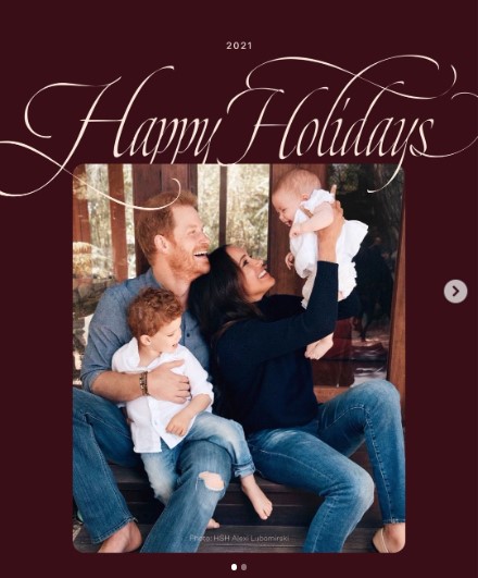 2021年のクリスマスカードに使用したヘンリー王子一家の家族写真。アーチー君とリリベットちゃん（ともに当時）は、英王室の家名“マウントバッテン＝ウィンザー”と呼ばれていた（『Team Rubicon　Instagram「We’re grateful to Archewell Foundation and Prince Harry and Meghan,」』より）