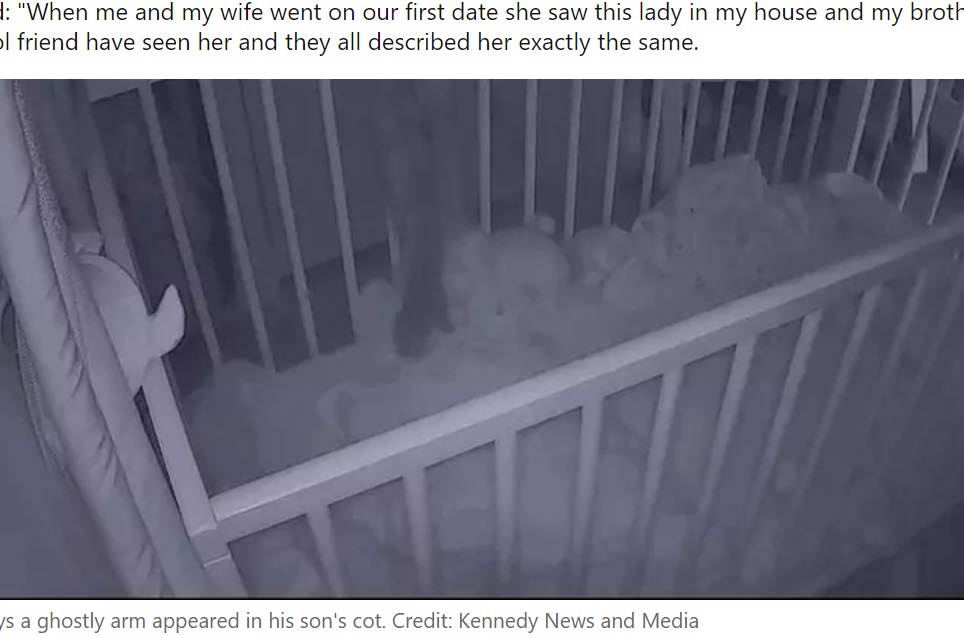 息子のベビーベッドの隙間から中に伸びる手。ウィリアムさんは「もしかしたら、昨年亡くなった母が孫を見守っているのかもしれない」と考えるようになったという（『LADbible　「Dad stunned after catching ‘ghost arm’ reaching into child’s cot through baby monitor」（Credit: Kennedy News and Media）』より）