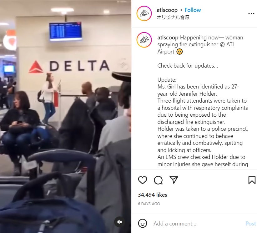 アトランタ国際空港で2023年1月、搭乗口付近で消火器を抱えて消火剤を散布した女。客室乗務員3人が呼吸困難に陥った（『ATLSCOOP　Instagram「Wow, more footage of Ms. Girl on a rampage at the airport!」』より）